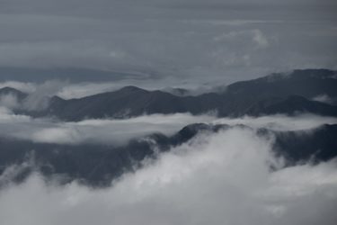 高原から眺めた層雲の絶景を想像する壮大なポップバラート「層雲の谷」